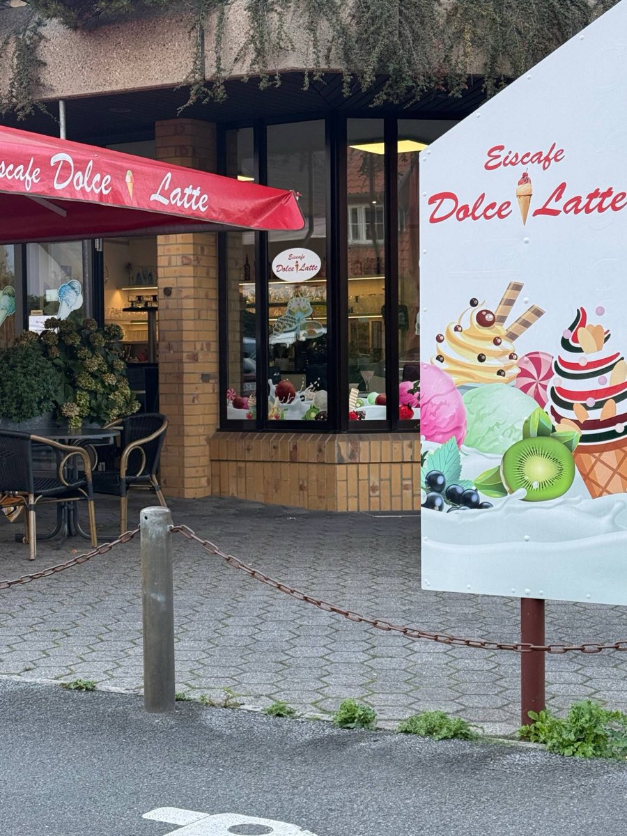 Eingangsbereich mit roter Markise und dem Schriftzug Eiscafé Dolce Latte