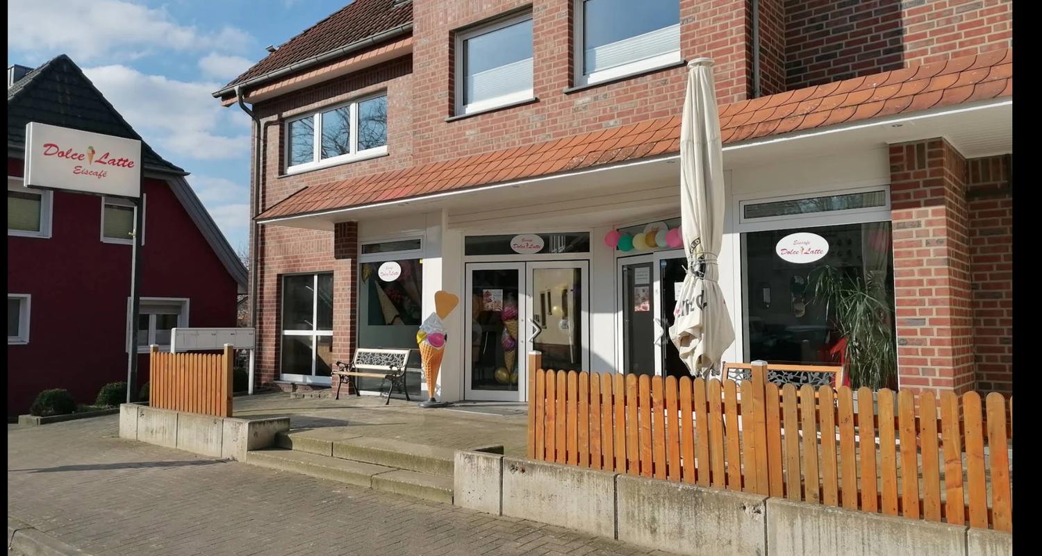 Das Eiscafé Dolce Latte in Schledehausen bei Sonnenschein, mit Terrasse und Sonnenschirm