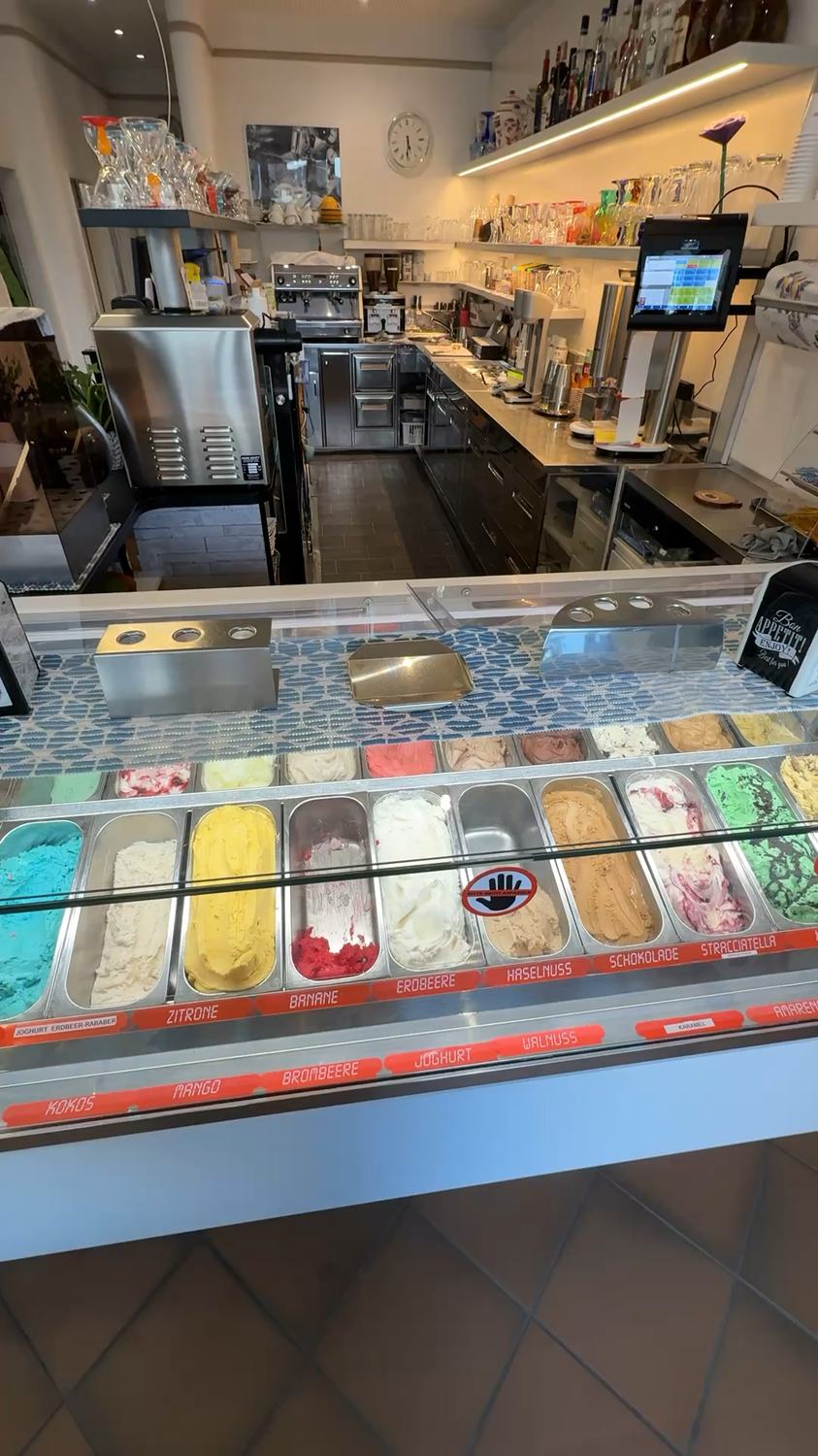 Die gefüllte Eistheke mit rund sechzehn Sorten, darunter Kokos, Mango, Brombeere, Zitrone, Erdbeere, Haselnuss, Schokolade und Stracciatella