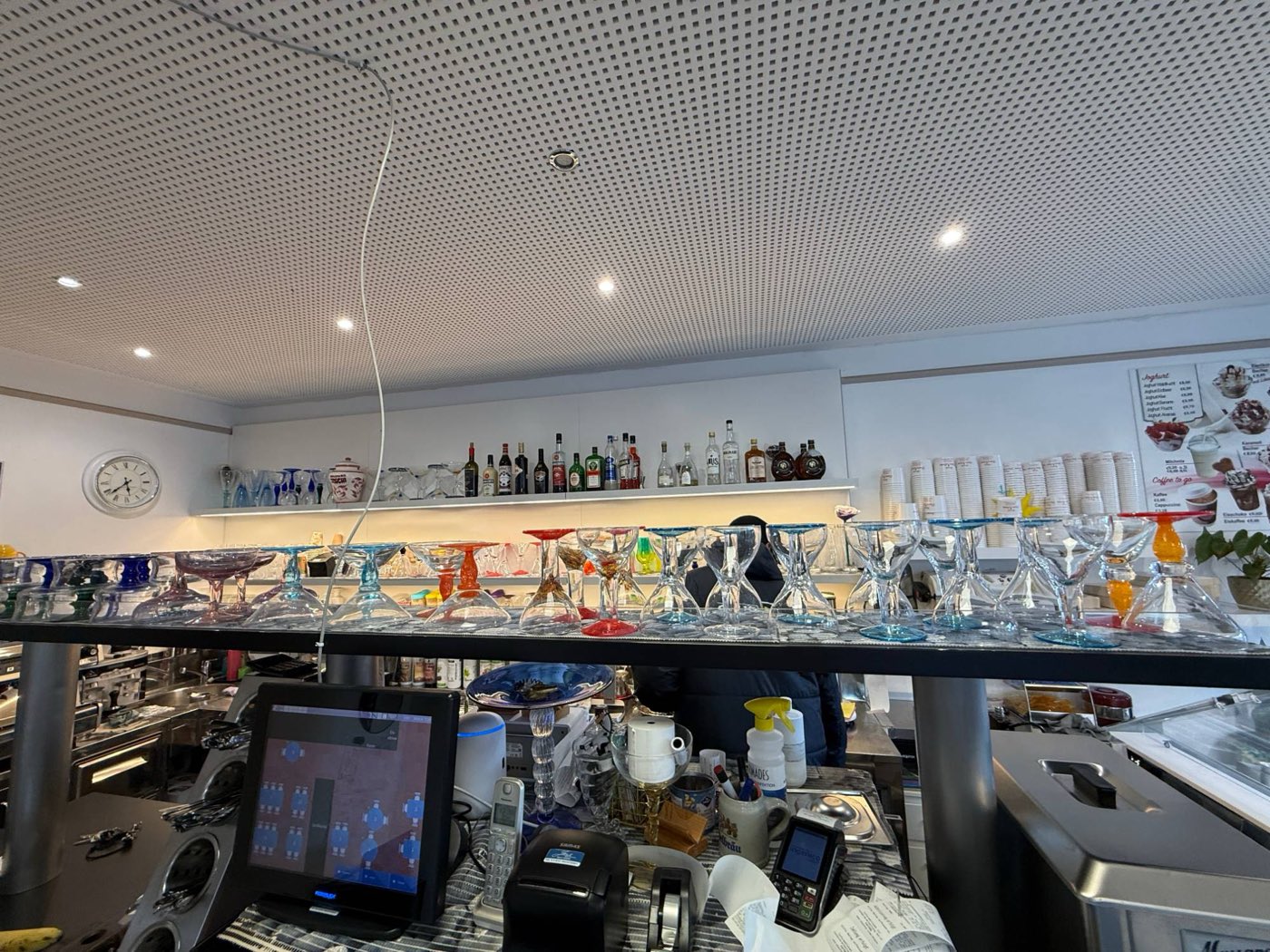 Blick über die Theke ins Innere des Eiscafés